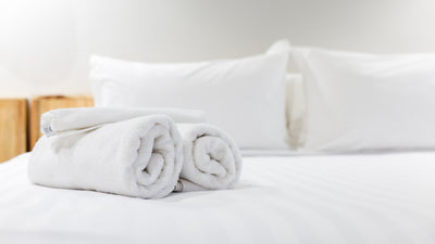 איך לעצב חדר שינה נקי ולבן שירגיש כמו בבית מלון?