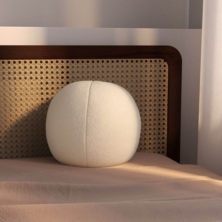 לבן בוקלה כרית נוי עגול